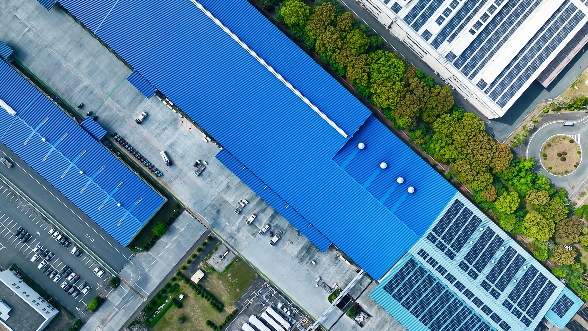 倉庫屋根遮熱塗装の劇的効果室温5.2℃低下 ×
                            電気代27%削減を実現！